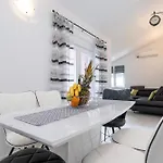 Apartment With Parking Space Maslenica, Novigrad - 21404