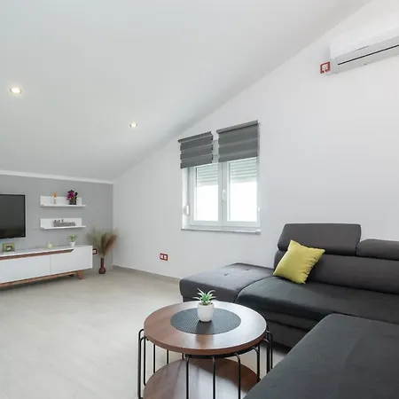 With Parking Space Maslenica, Novigrad - 21404 Jasenice (Zadar)